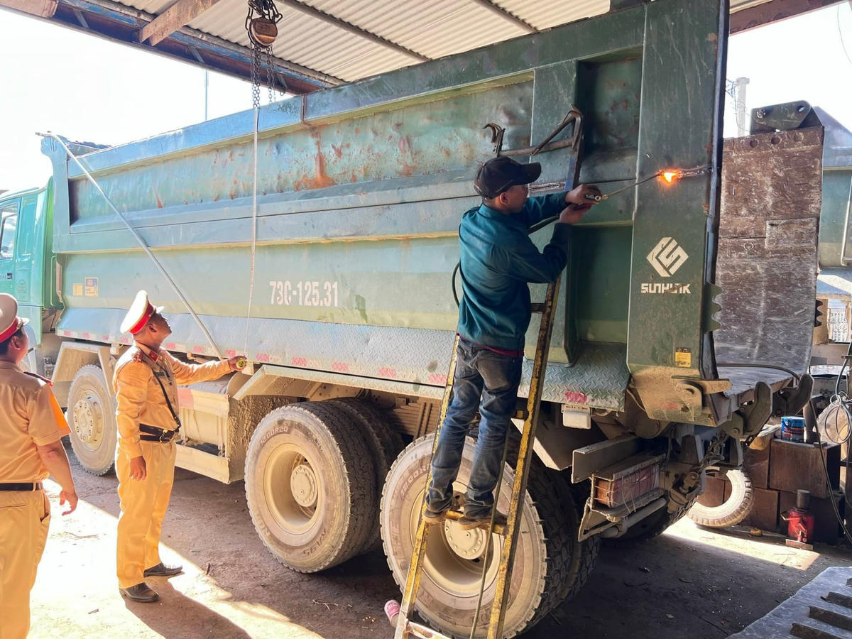 Phòng CSGT xử lý xe vi phạm.