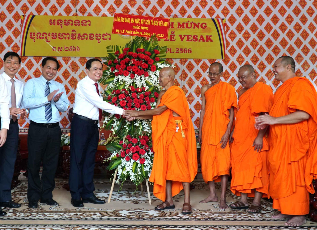 Phó Chủ tịch Thường trực Quốc hội Trần Thanh Mẫn tặng hoa, quà chúc mừng đại lễ Phật Đản Hòa thượng Đào Như.