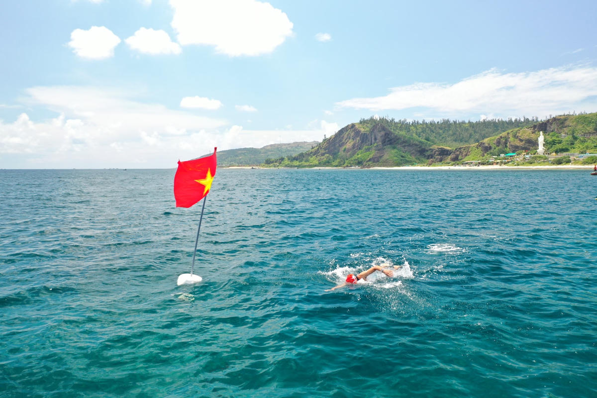 VĐV đang bơi về đích.