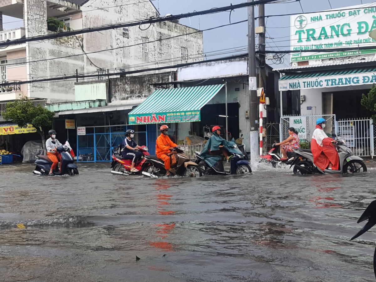 Tại đường Cao Văn Lầu nước ngập sâu gần 1 bánh xe khiến giao thông trở nên hỗn loạn.