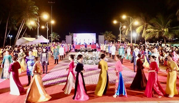 Lễ hội áo dài tại Festival Biển Nha Trang 2023.