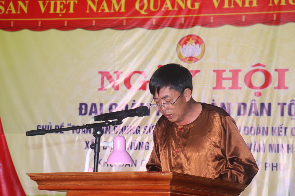 Ông Bùi Ngọc Thành, Trưởng bản Ao Lươn báo cáo với các đại biểu về tình hình kinh tế - xã hội của bản.