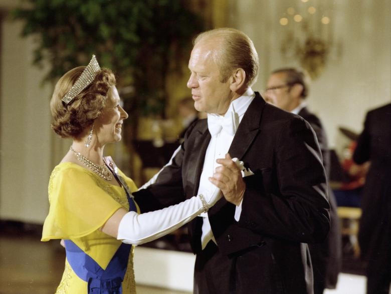 Tổng thống Gerald Ford và Nữ hoàng Elizabeth khiêu vũ trong tiệc chiêu đãi cấp nhà nước để vinh danh Nữ hoàng và Hoàng thân Philip tại Nhà Trắng, ngày 7/7/1976.