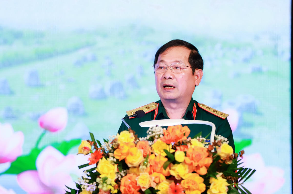 Thượng tướng Lê Huy Vịnh, Thứ trưởng Bộ Quốc phòng phát biểu tại Hội thảo.