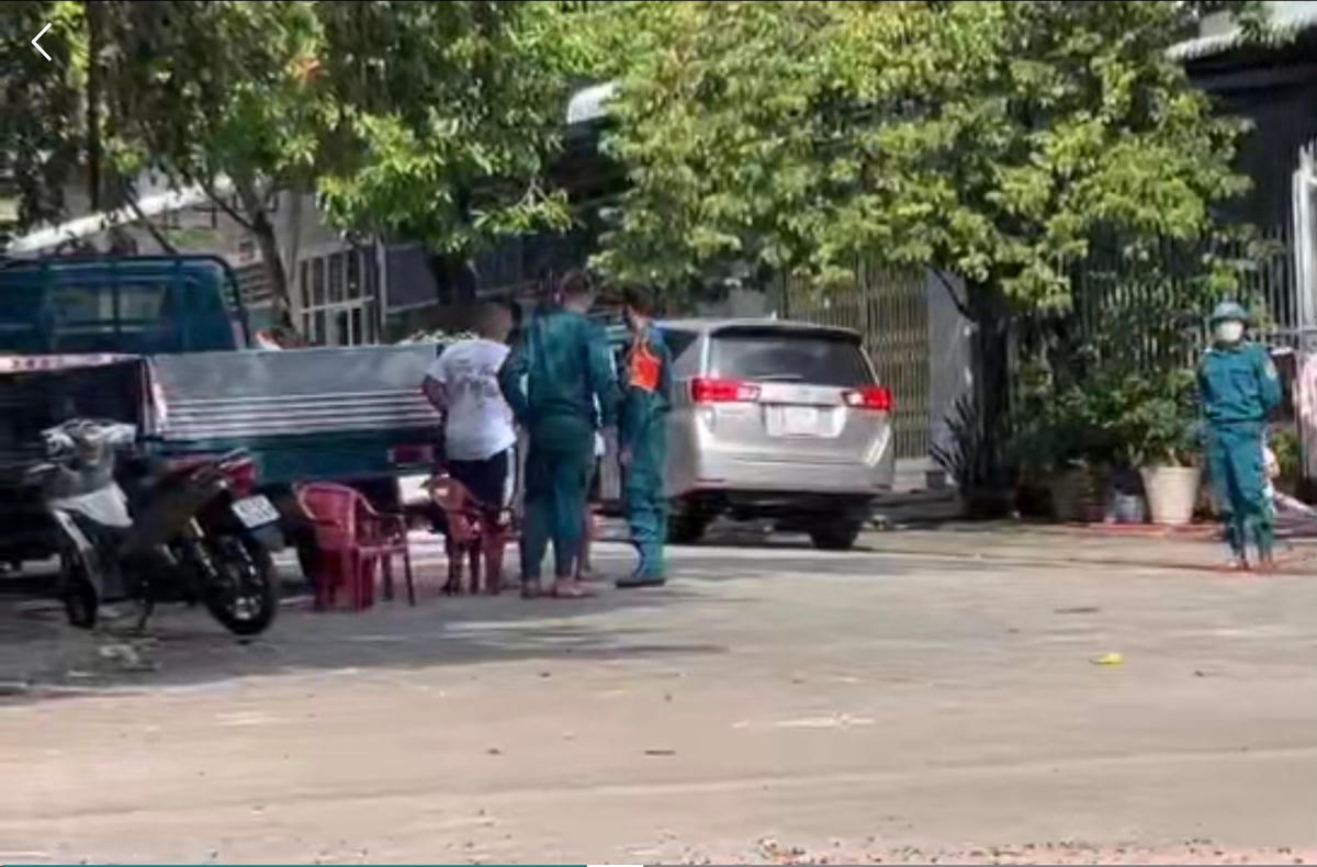Lực lượng chức năng đang phong tỏa nghiêm ngặt hiện trường.