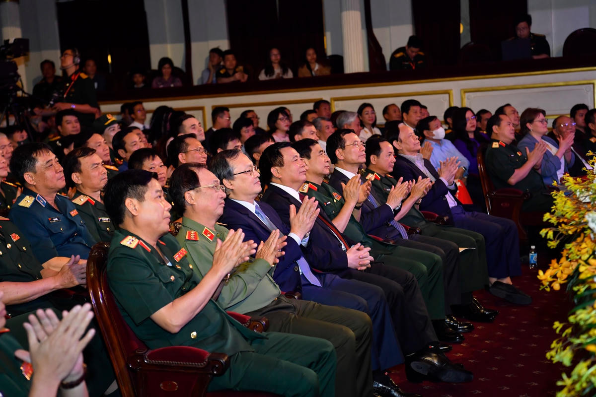Các đại biểu tham dự buổi lễ.