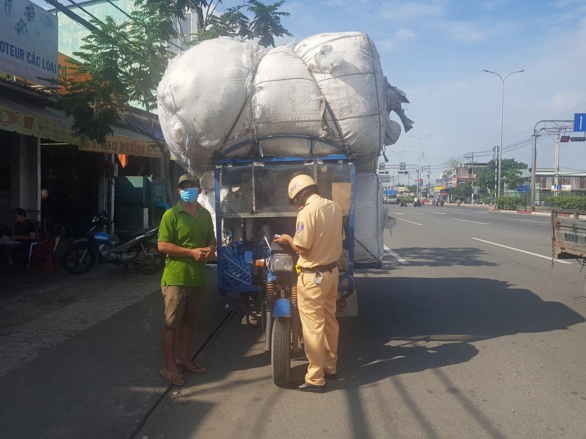CSGT làm việc với người dân vi phạm luật giao thông đường bộ.