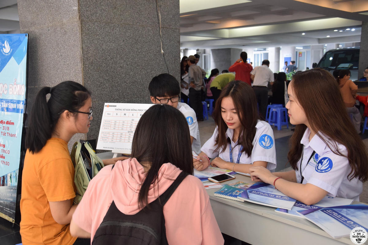 Nhiều người học khó tiếp cận nguồn vay tín dụng trong khi nhiều trường tăng học phí thường xuyên.
