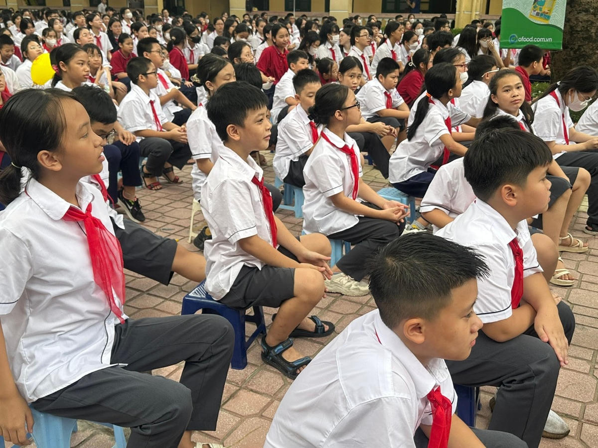 Đông đảo học sinh hào hứng, cổ vũ cho các thí sinh dự thi.
