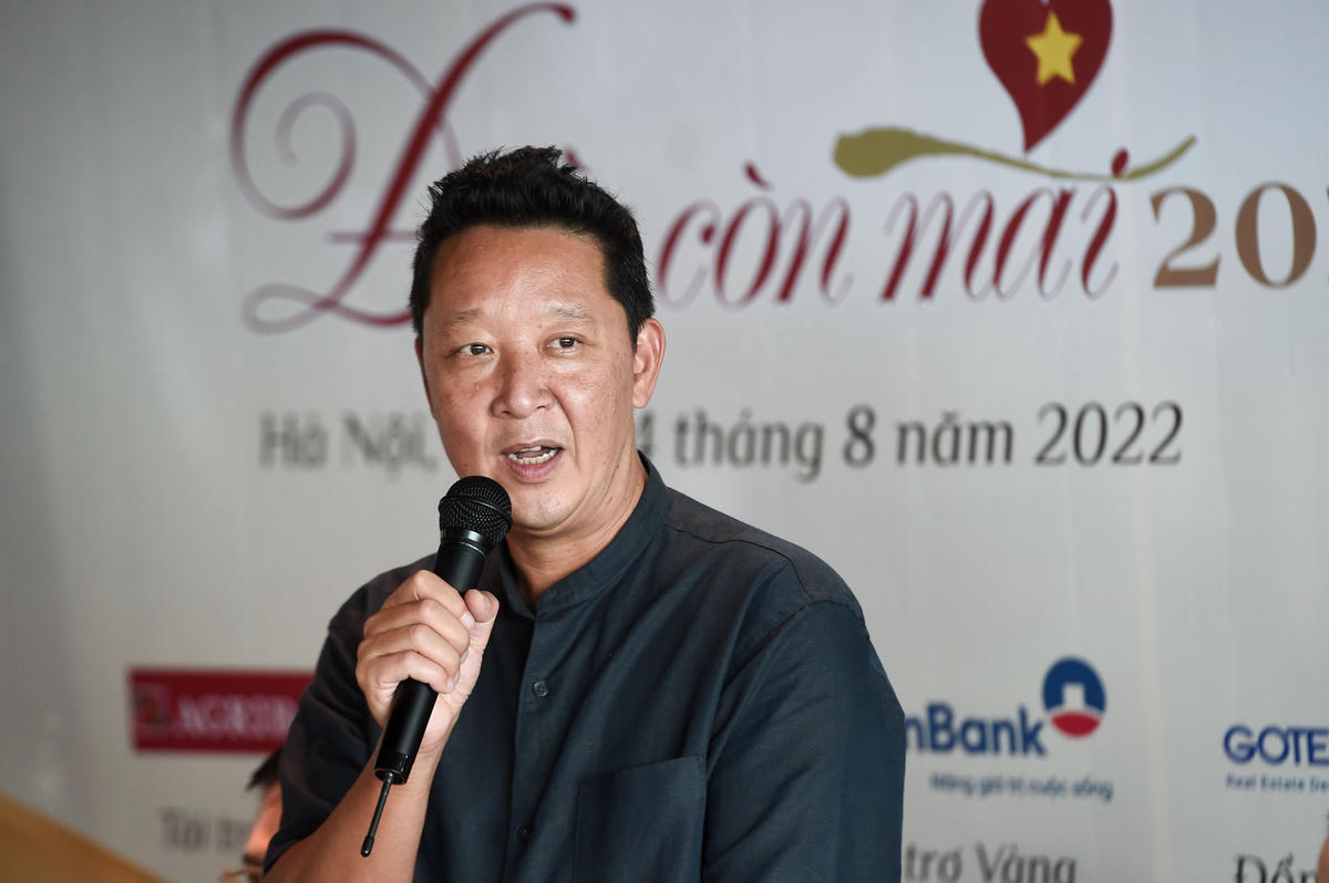 Nhạc trưởng Lê Phi Phi tại buổi họp báo.