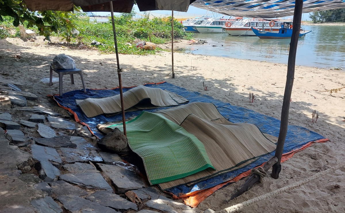 Ba thi thể ngư dân trên tàu cá QNg 91426 TS được đưa vào bờ.