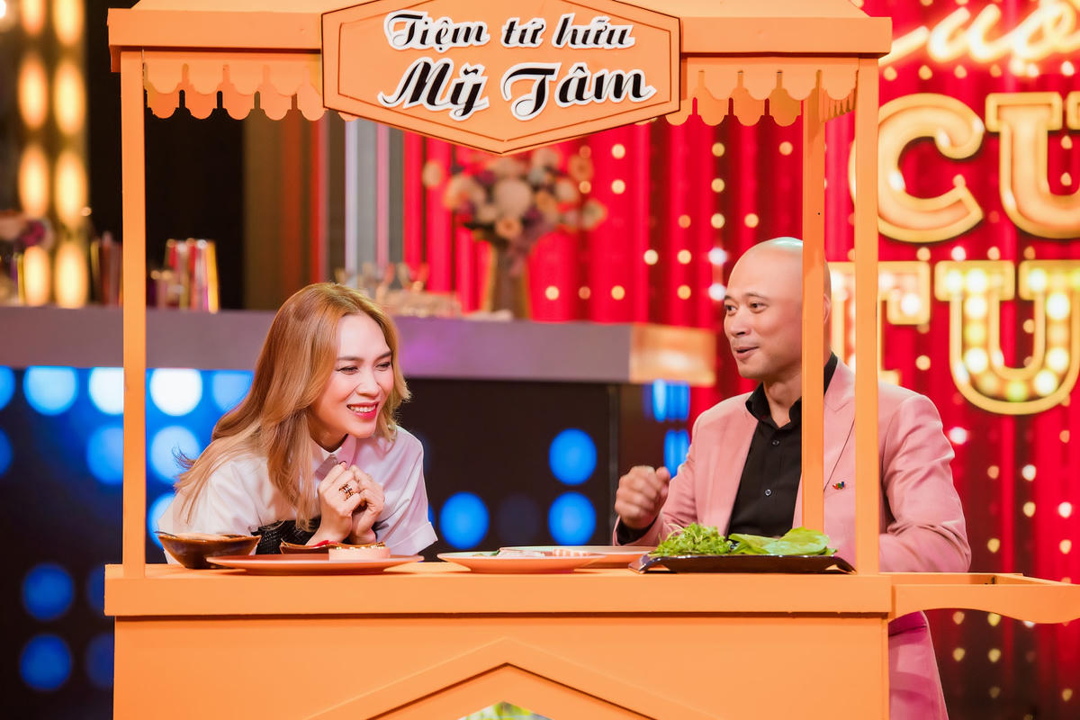 Xuất hiện mới mẻ trong hình ảnh cô chủ "Tiệm tứ hữu Mỹ Tâm", nàng "Họa mi tóc nâu" mang đến Cuộc hẹn cuối tuần một món ăn mà nhiều người lần đầu tiên nghe thấy. 