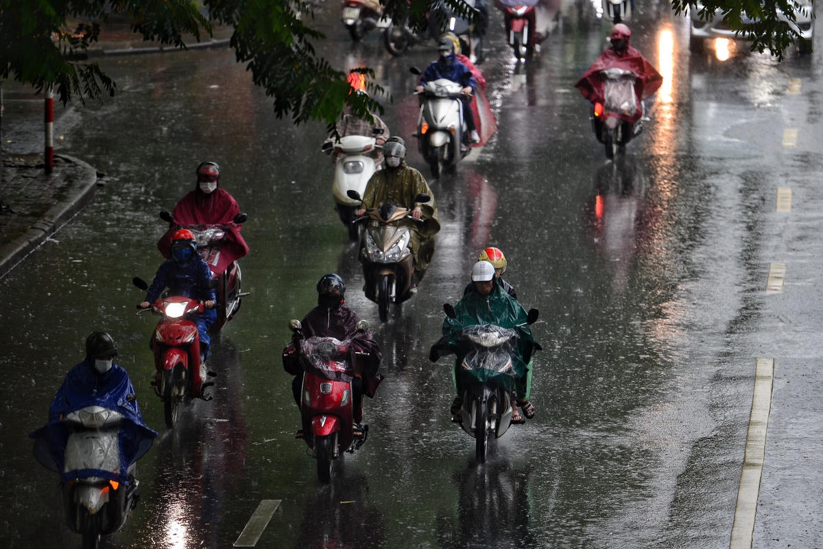 Trận mưa lớn kèm theo gió mạnh xuất hiện lúc 8h30.