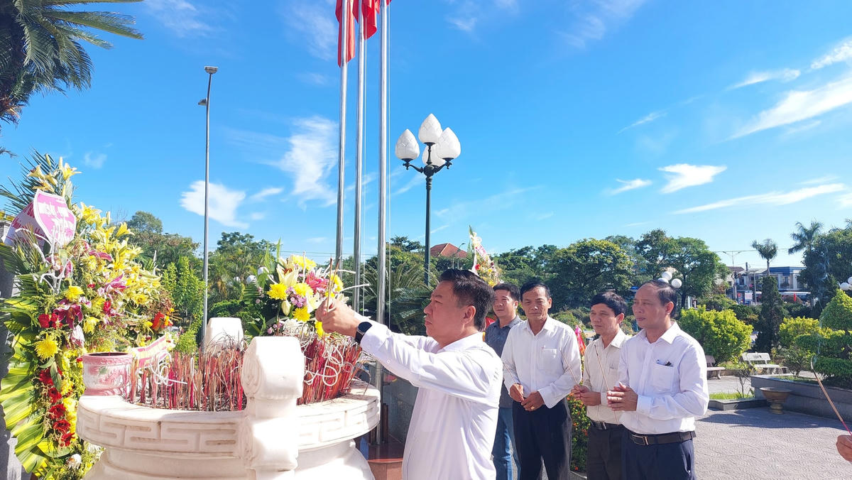 Lãnh đạo tỉnh Quảng Trị dâng hương tưởng niệm các anh hùng liệt sĩ.