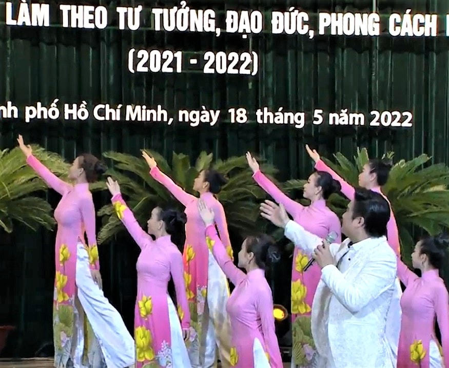 Biểu diễn tác phẩm "Lời Người mãi khắc ghi" (sáng tác: Trần Phương Duy) tại Lễ biểu dương gương điển hình làm theo lời Bác vào chiều 18/5.