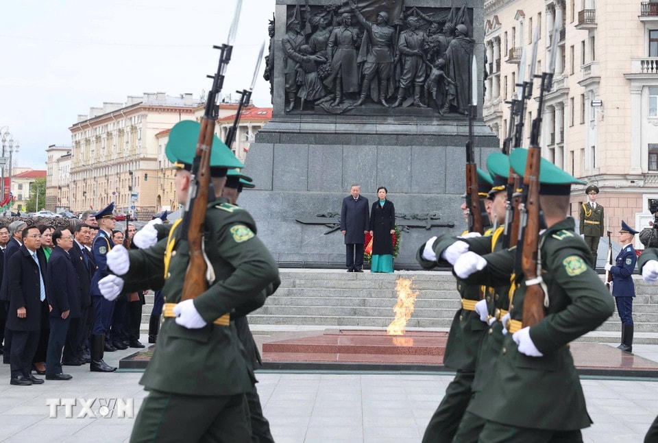 Tổng Bí thư Tô Lâm và Phu nhân cùng Đoàn đại biểu cấp cao Việt Nam tại Tượng đài Chiến thắng ở thủ đô Minsk. (Ảnh: Thống Nhất/TTXVN)