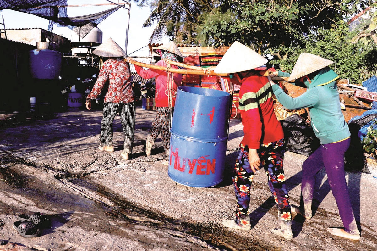 Tiểu thương vận chuyển hải sản đi các nơi.  