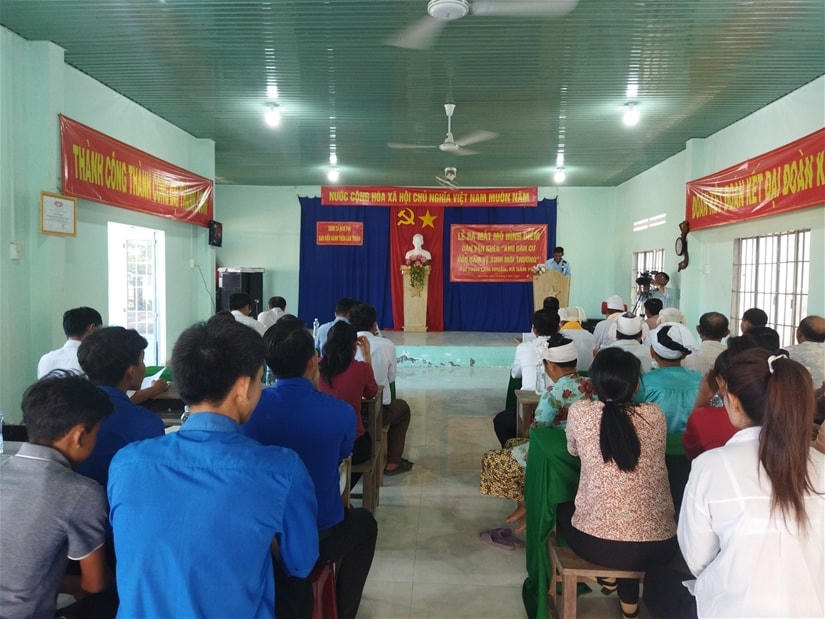 Quang cảnh lễ ra mắt mô hình Dân vận khéo "Khu dân cư bảo vệ môi trường" tại thôn Lâm Thuận, xã Hàm Phú, huyện Hàm Thuận Bắc.