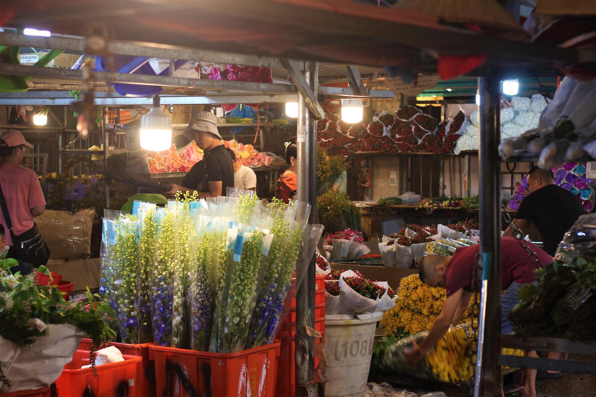 Chợ hoa càng nhộn nhịp hơn khi về đêm.