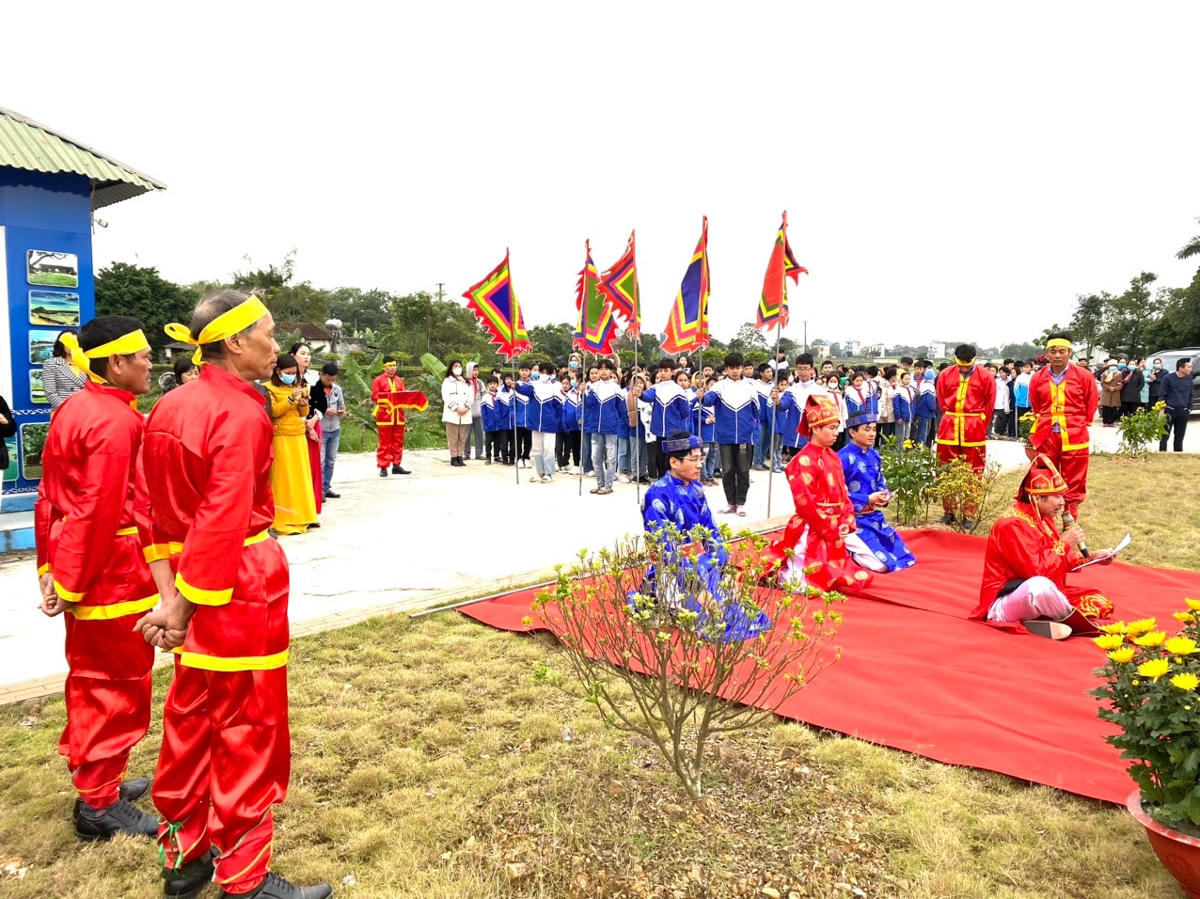Nghi thức cũng bái trước khi thực hiện nghi lễ dựng cây nêu ngày Tết.
