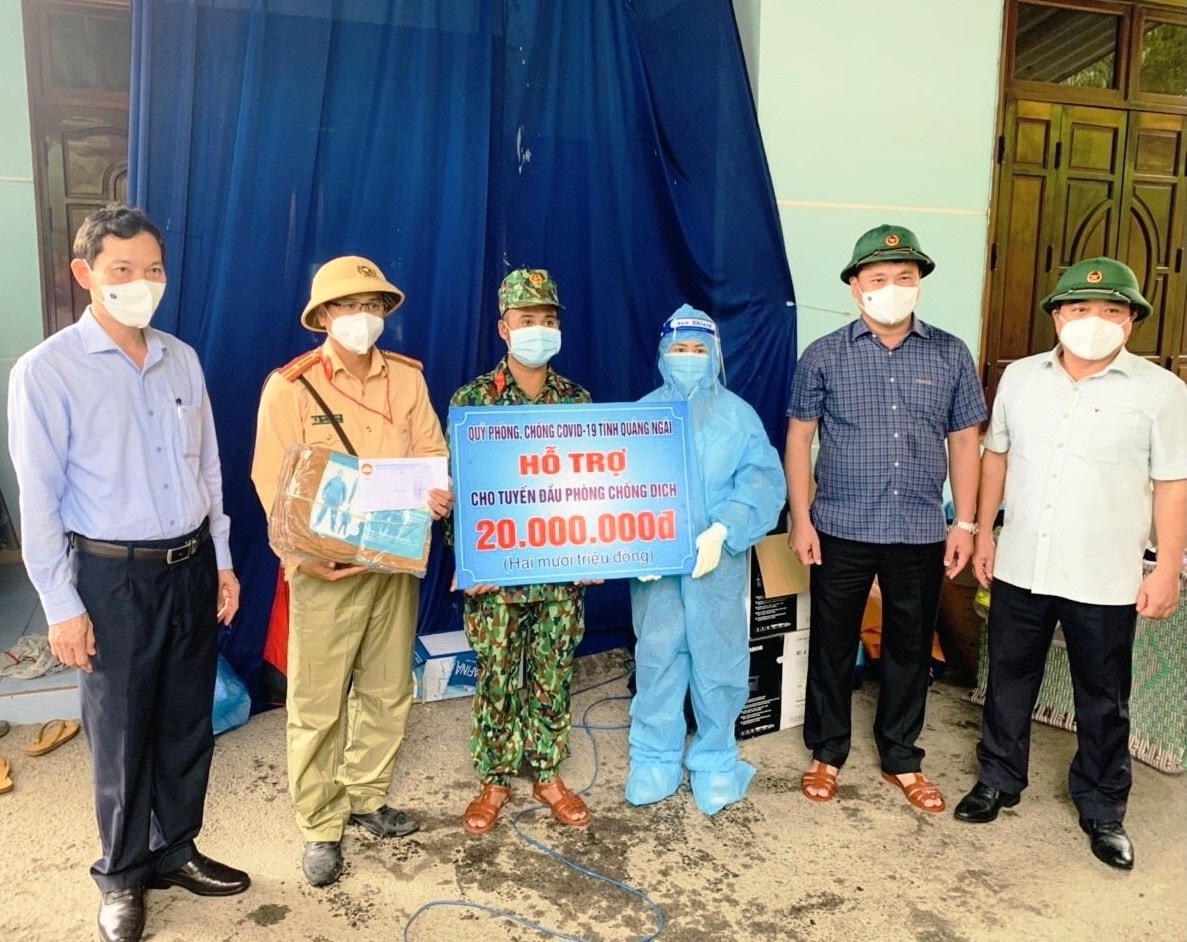 Lãnh đạo Ủy ban MTTQ Việt Nam tỉnh Quảng Ngãi thăm, tặng quà cho lực lượng chống dịch Covid-19.