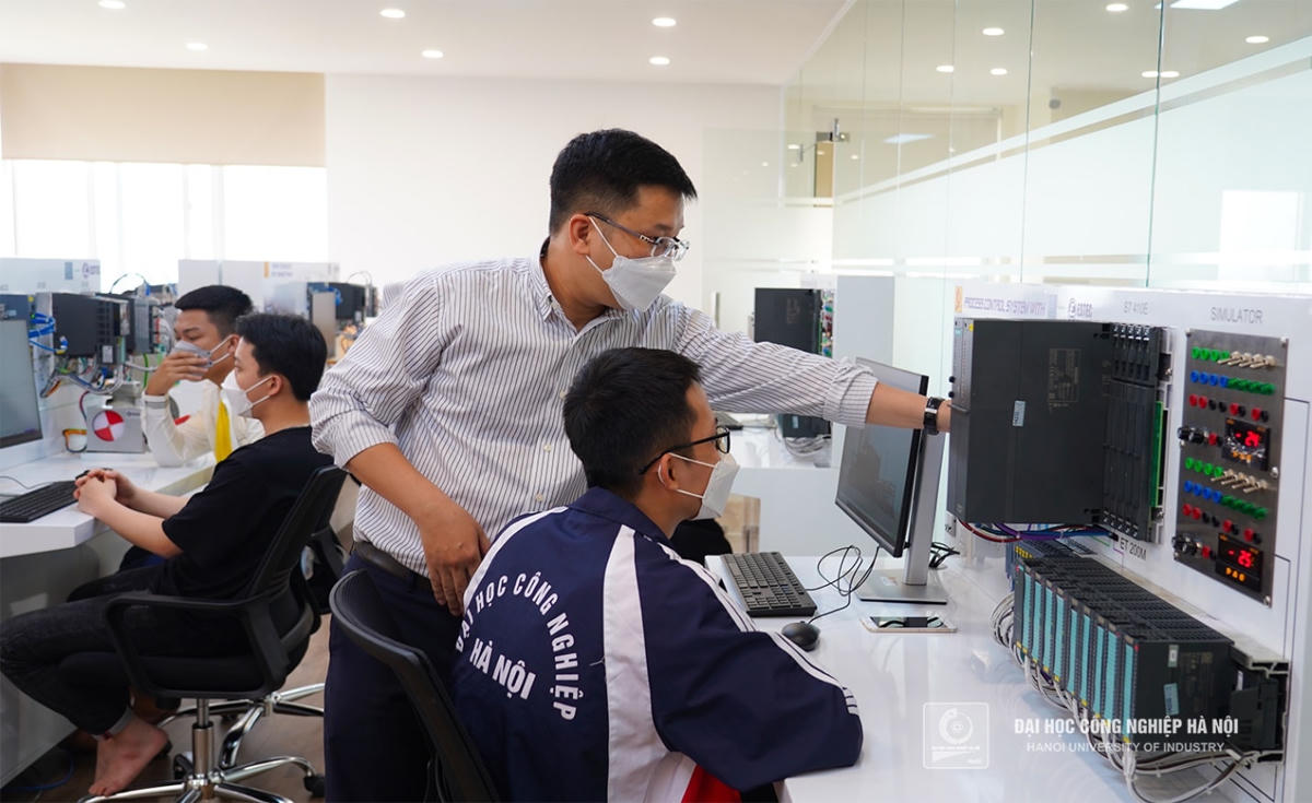 Giảng viên hướng dẫn sinh viên trong giờ thực hành.