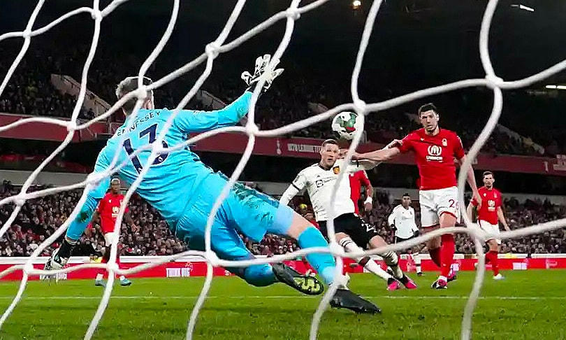 Pha đá bồi thành bàn của Weghorst. Ảnh: PA