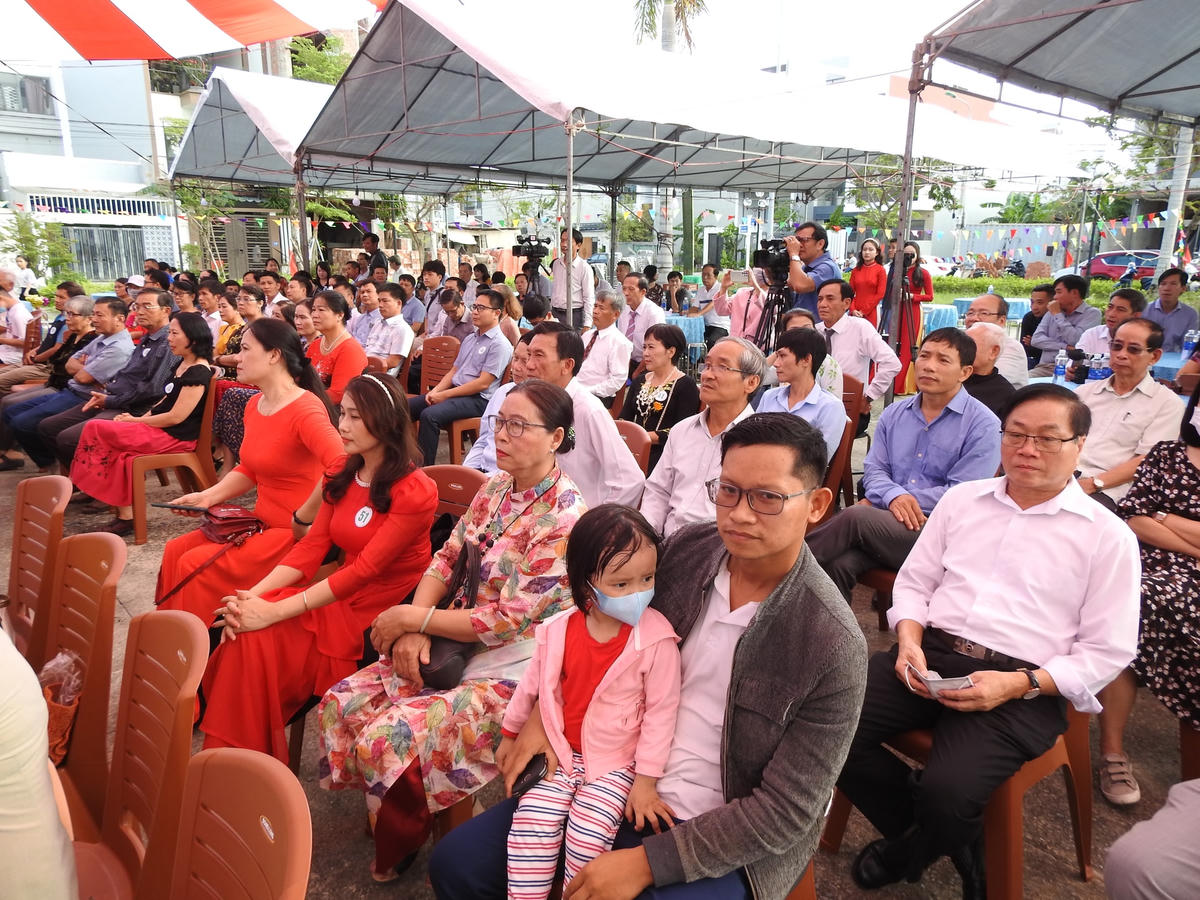 Lãnh đạo quận Cẩm Lệ và người dân chung vui tại Ngày hội. Ảnh: Thanh Tùng.