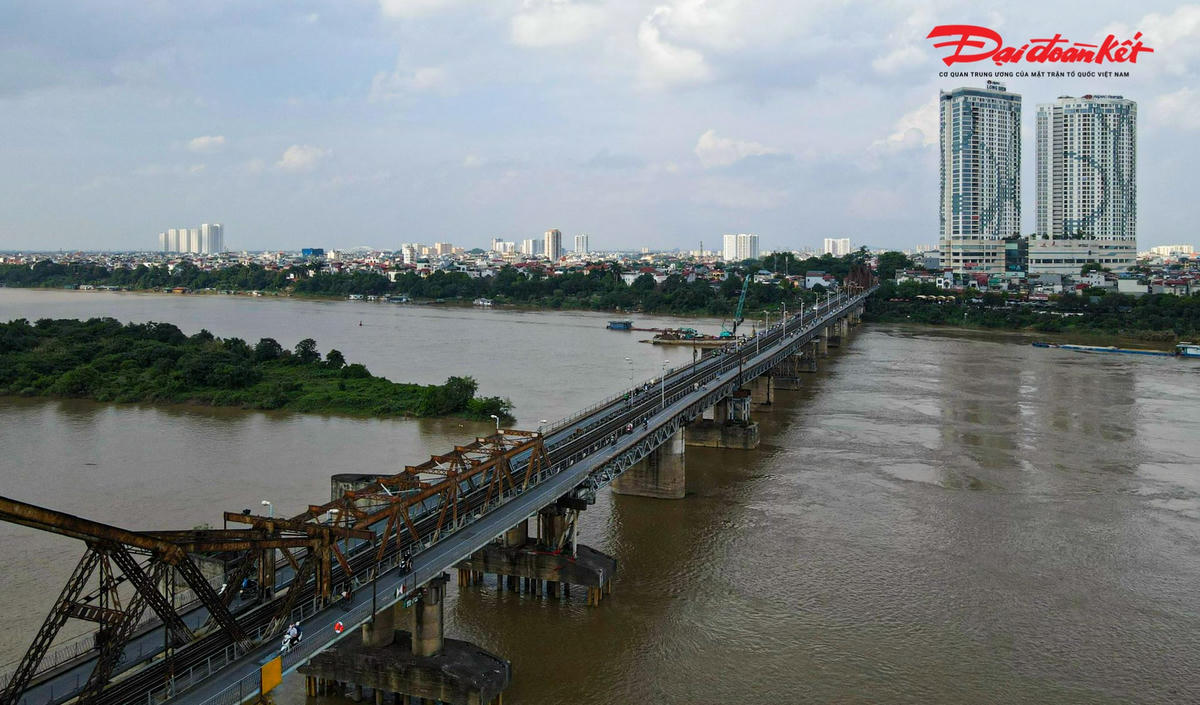 Công ty CP Đường sắt Hà Hải cho biết, mặc dù năm 2021 đơn vị đã tập trung khắc phục các vị trí yếu, nhưng cũng chỉ đủ kinh phí bảo dưỡng thường xuyên để sơn lan can, vá mặt đường bộ, gia cố một số dầm dọc bộ hành...