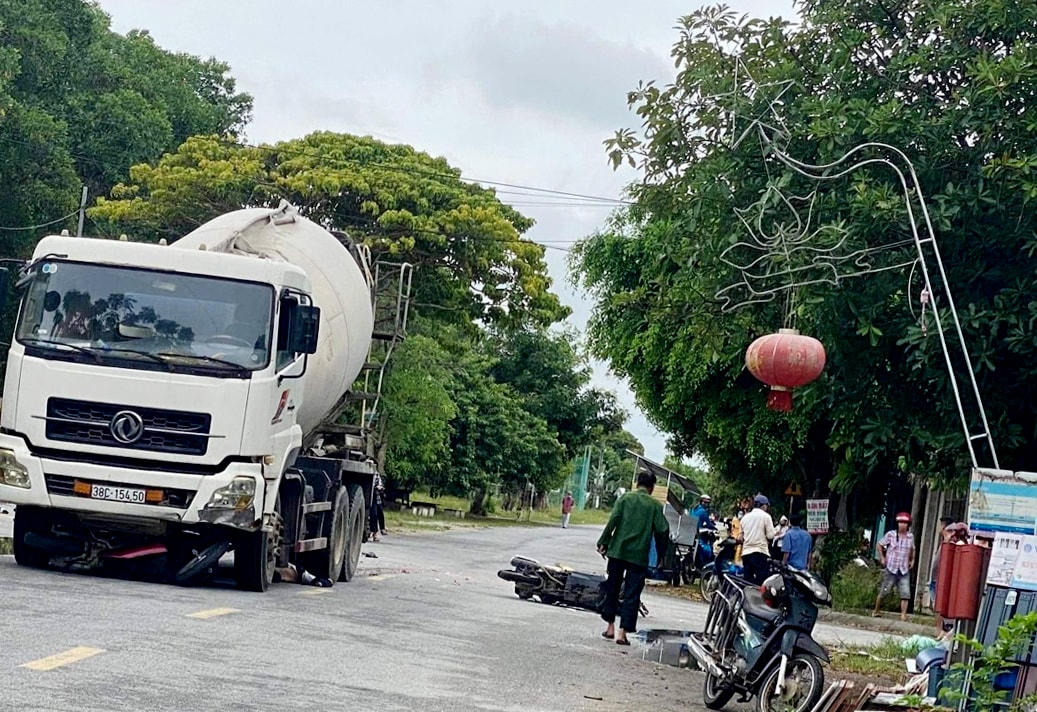 Tại hiện trường, chiếc xe máy mang BKS 38L1-259.28 nằm gọn dưới xe bồn, xe máy còn lại bay ra xa.