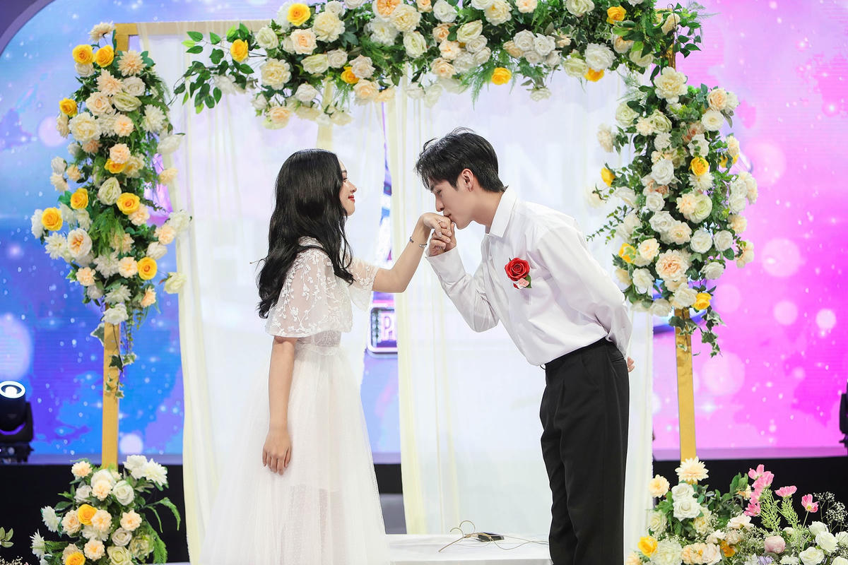 Otis cảm nhận được tình cảm chân thành mà Thảo Trang dành cho mình và quyết định ra về cùng cô. Ảnh: Perfect Universe.  