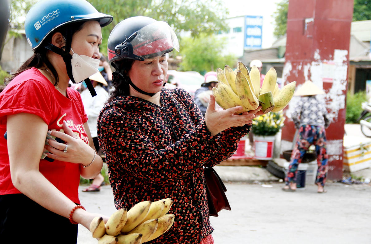 Ngày thường, chuối qua các tiểu thương khá rẻ, nhưng ngày Rằm, giá chuối tăng vọt 5 -7 lần. Một nải chuối ngự, chuối tiến "vừa mắt", giá thấp nhất cũng 30.000 - 50.000 đồng.