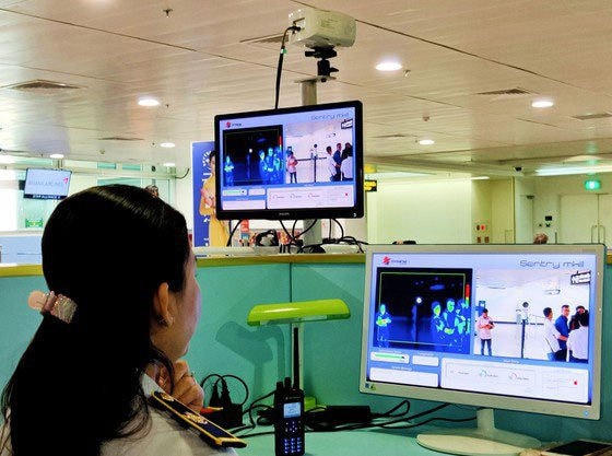 Máy đo thân nhiệt tại sân bay Tân Sơn Nhất nhằm phát hiện dịch bệnh xâm nhập từ bên ngoài. Ảnh: Chí Tâm.  
