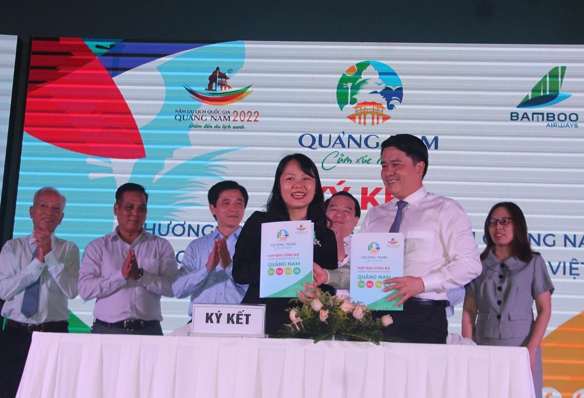 UBND tỉnh Quảng Nam các hãng hàng không ký kết hợp tác.   