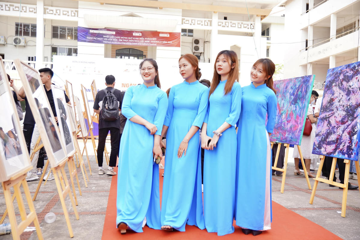 Triển lãm tranh của họa sĩ Nguyễn Thu Thủy tại Ngày hội thu hút sự quan tâm của nhiều học sinh, sinh viên, khách nước ngoài.  