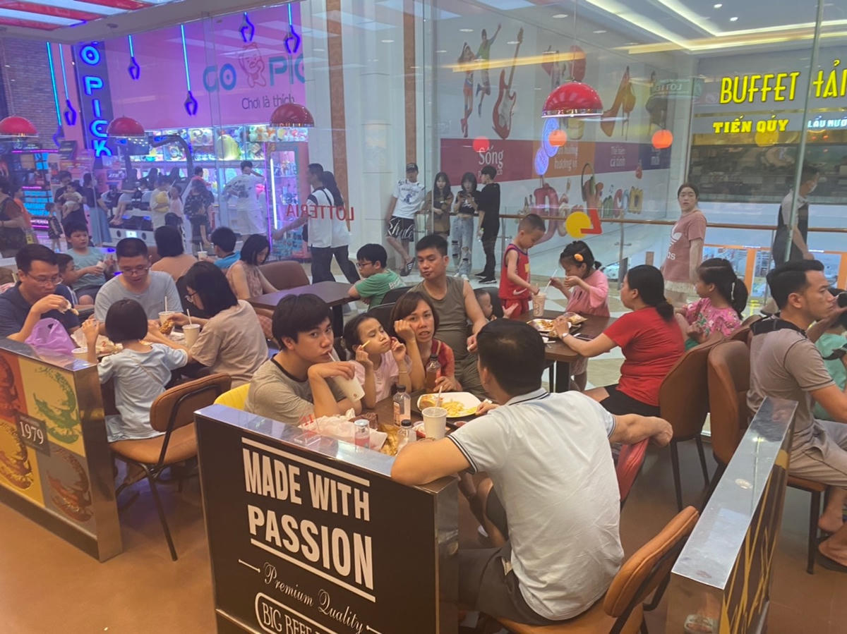 Mất điện diện rộng, dân Hạ Long đổ ra bờ biển tránh nóng