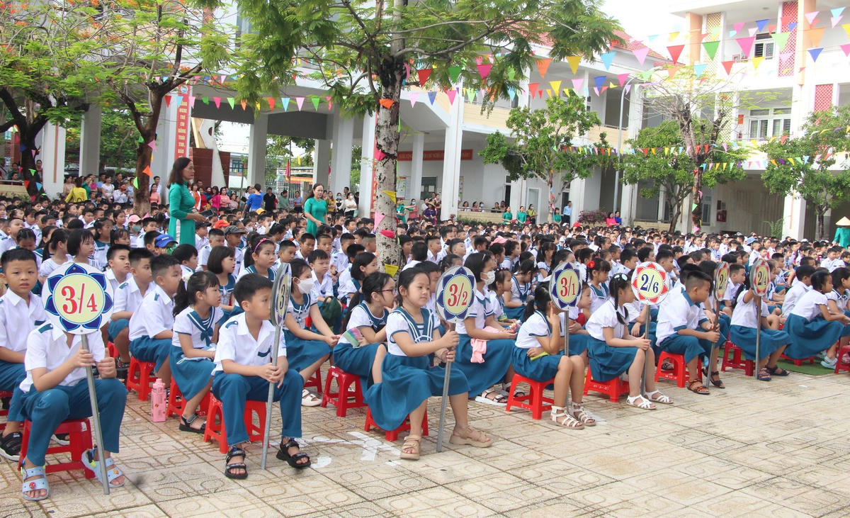 Học sinh Trường Tiểu học Võ Thị Sáu dự khai giảng năm học mới.