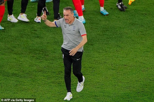 Ông sẽ không thể chỉ đạo đội tuyển Hàn Quốc trong trận đấu với Bồ Đào Nha (ảnh: Getty).