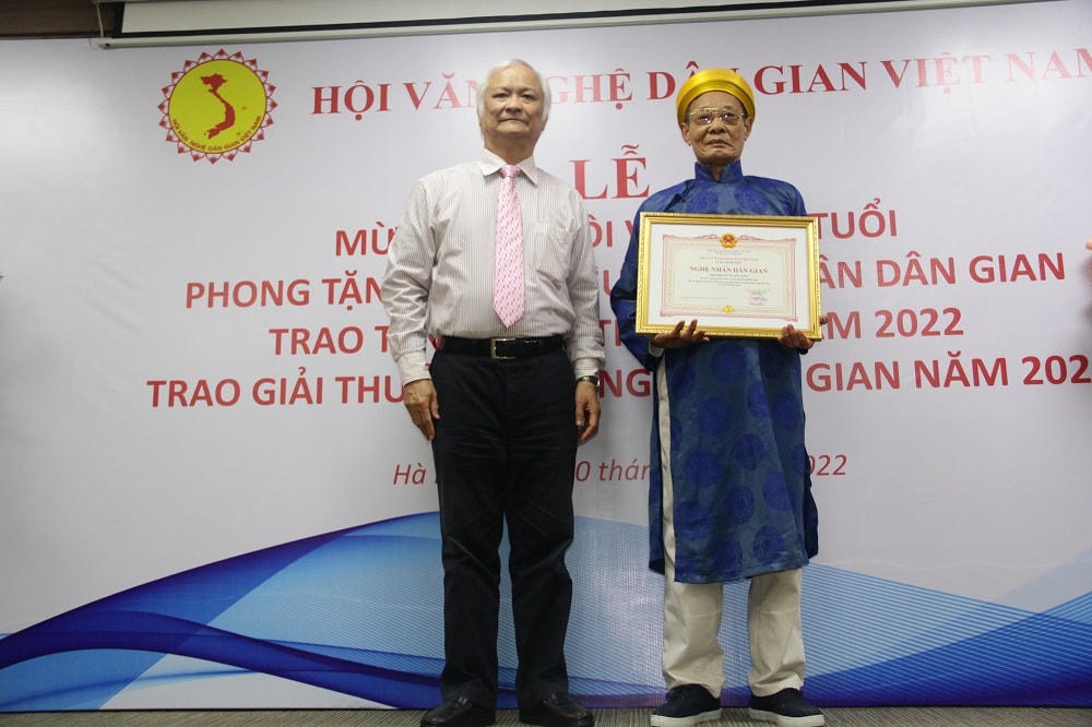 GS.TS. Lê Hồng Lý, Chủ tịch Hội Văn nghệ Dân gian Việt Nam trao tặng danh hiệu Nghệ nhân Dân gian Việt Nam cho Nghệ nhân Vũ Quang Liên.