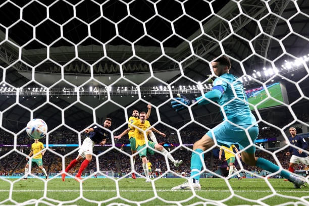 Olivier Giroud hoàn tất cú đúp bàn thắng và san bằng kỷ lục với Thierry Henry trong màu áo đội tuyển Pháp.