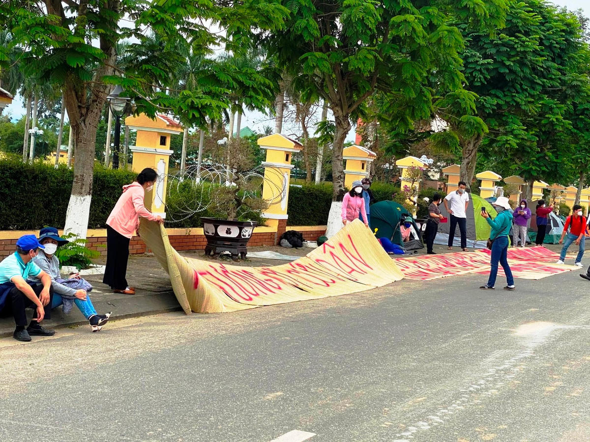 Trong một lần người mua đất dựng lều giăng băng rôn đòi sổ đỏ.