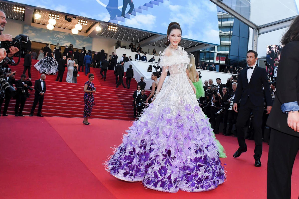 Lý Nhã Kỳ mang cả 'rừng' hoa oải hương đến thảm đỏ LHP Cannes
