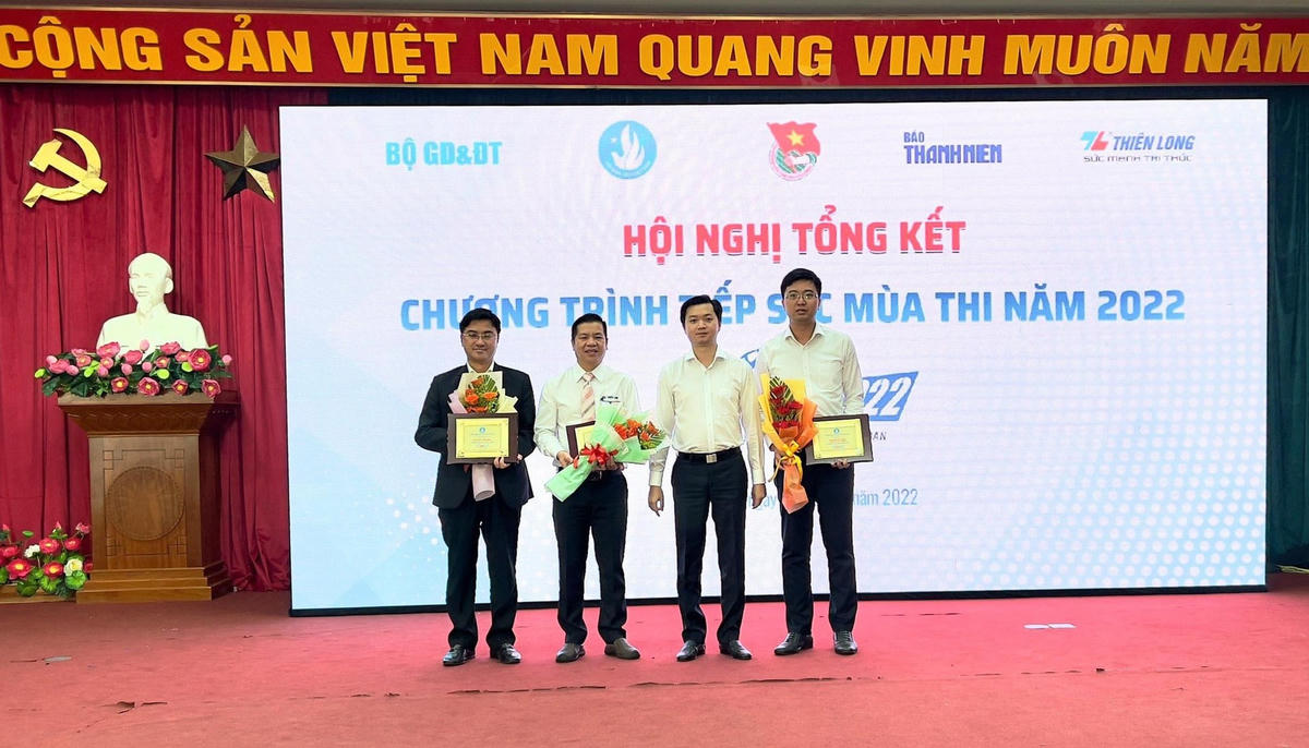 Ông Nguyễn Minh Triết tặng hoa tri ân các tổ chức, doanh nghiệp đã đồng hành với Chương trình Tiếp sức mùa thi trong năm nhiều năm qua.