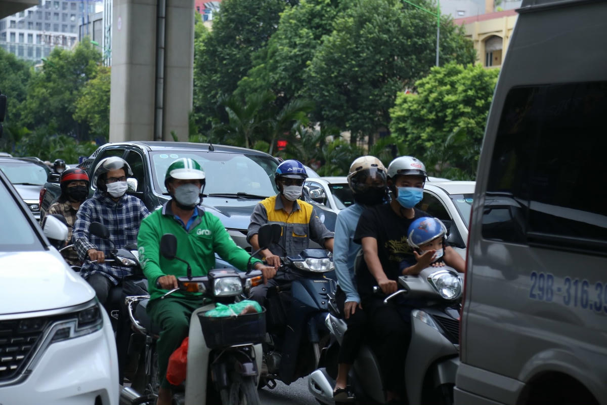 Người dân mệt mỏi nhích từng chút một vì tắc đường.