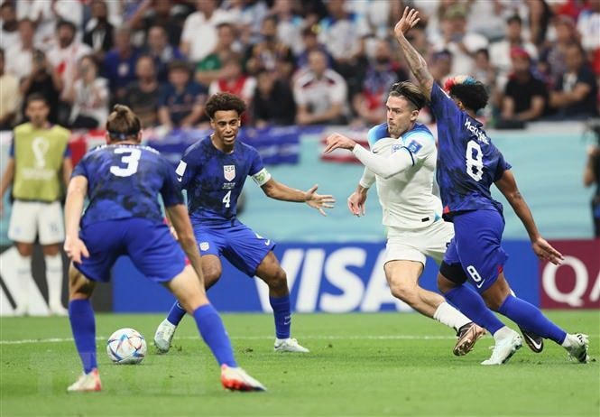 Pha tranh bóng quyết liệt giữa tiền vệ Anh Jack Grealish (thứ 2, phải) với các tuyển thủ Mỹ. (Ảnh: THX/TTXVN).