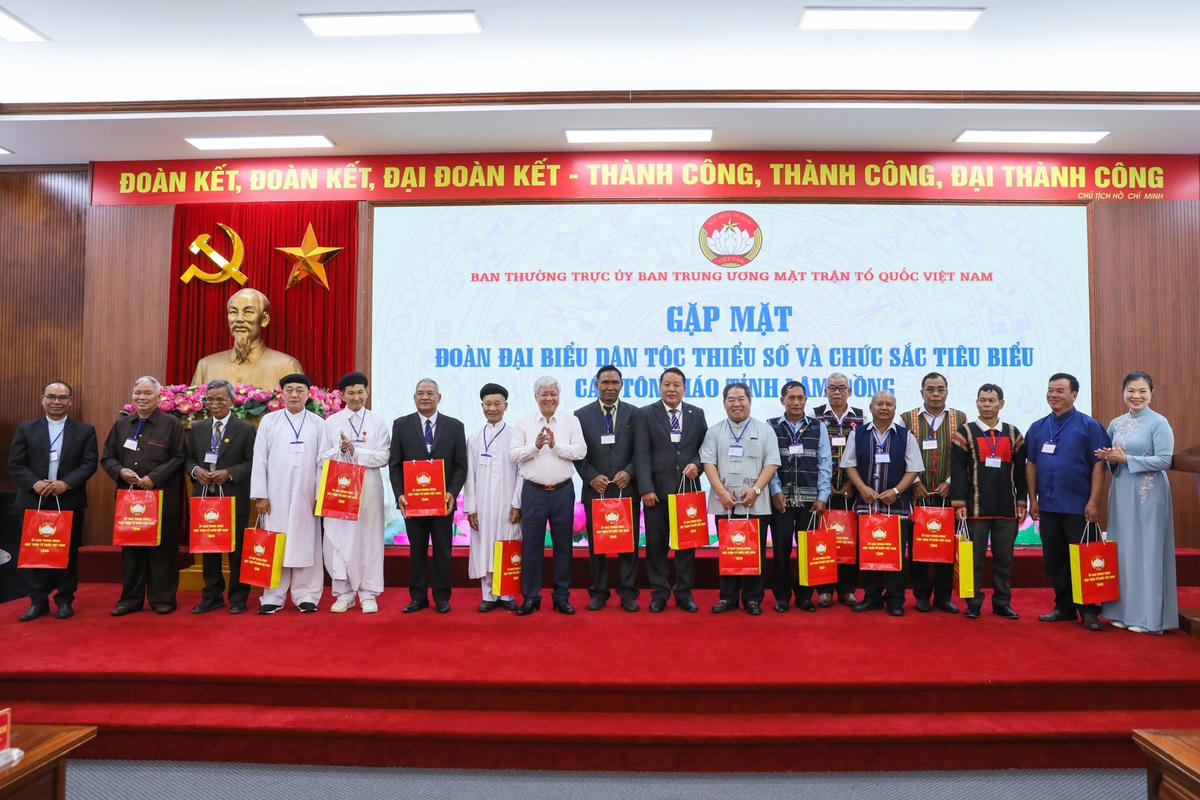 Bí thư Trung ương Đảng, Chủ tịch UBTƯ MTTQ Việt Nam Đỗ Văn Chiến chụp ảnh lưu niệm với các đại biểu dân tộc thiểu số và chức sắc tiêu biểu các tôn giáo tỉnh Lâm Đồng.