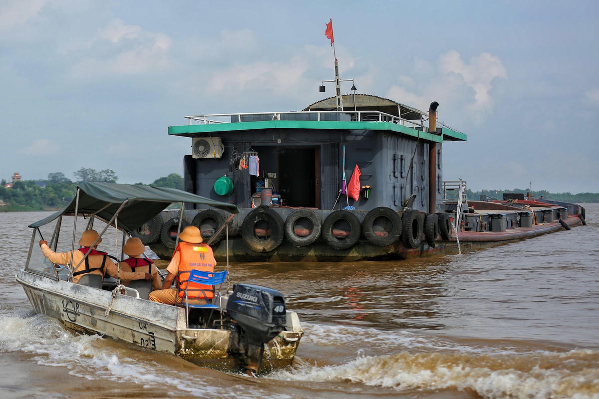 Để đảm bảo an toàn trong mùa mưa bão, lực lượng CSGT Đường thủy số 2, Công an TP Hà Nội đã tăng cường công tác kiểm tra, nhắc nhở các lái tàu, bến phà thực hiện nghiêm các quy định. Với tổng chiều dài gần 100 km, quản lý tuyến sông Hồng và sông Đuống công tác đảm bảo trật tự an toàn giao thông (TTATGT) của lực lượng CSGT đường thủy số 2 khá khó khăn. 