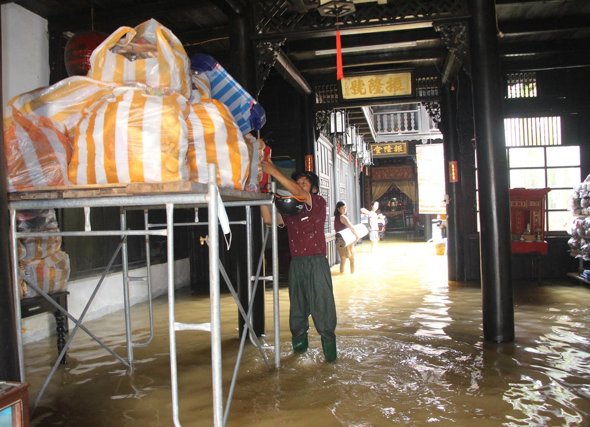 Người dân phố cổ Hội An đưa đồ đạc lên vị trí cao trong nhà.