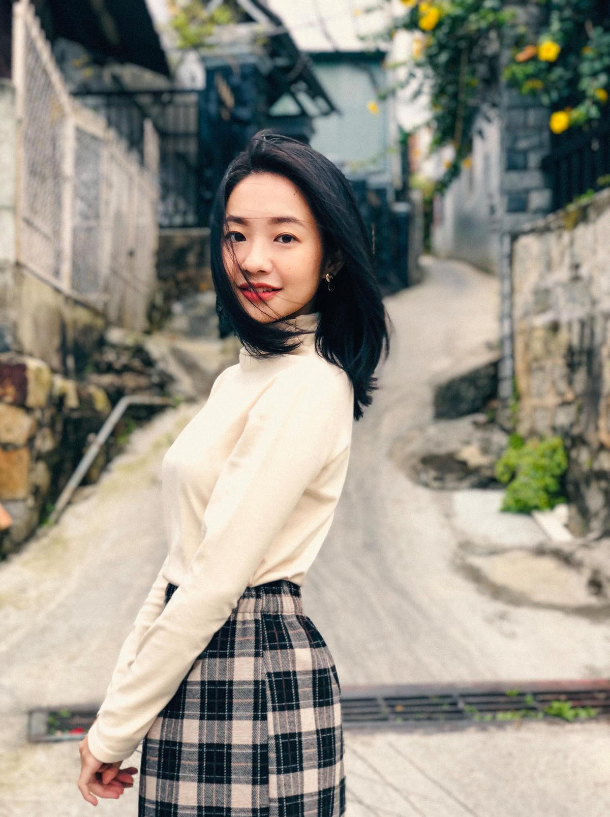 Đạo diễn Phan Gia Nhật Linh cho hay vai Dao Ánh khó chọn hơn so với Bích Diễm (Lan Thy) vì đòi hỏi kỹ thuật diễn nội tâm. 