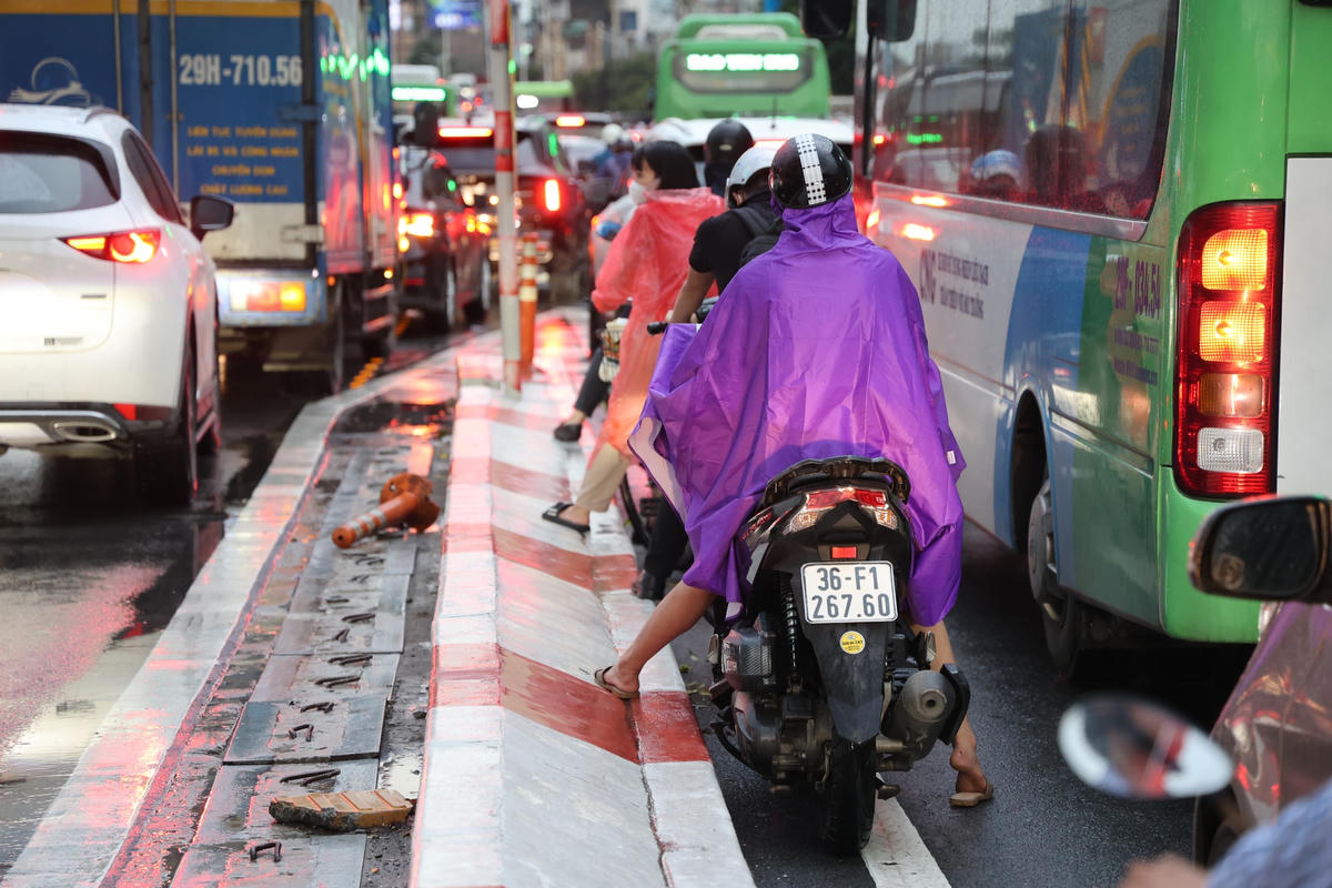 Hà Nội mưa lớn đường ngập thành sông, giao thông tê liệt